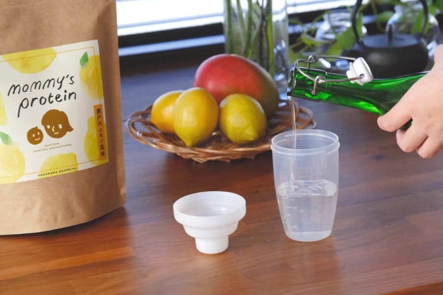 お水をシェーカーに入れるシーン