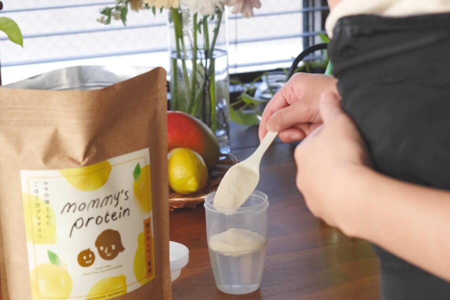 マミーズプロテインをシェーカーに入れるシーン