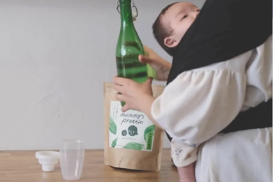 シェーカーに水を入れるシーン