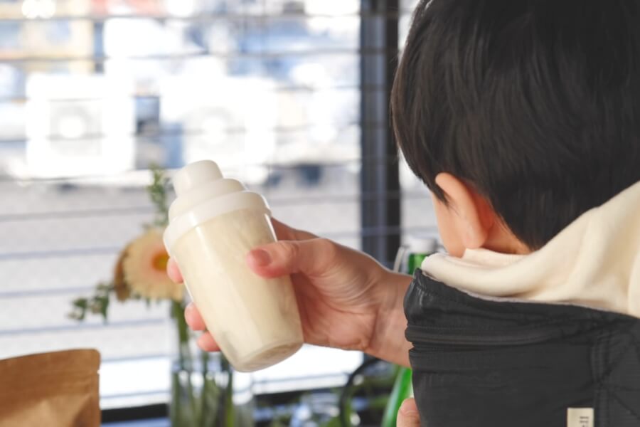 マミーズプロテインをシェイクするシーン